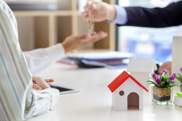 Un asesor ofreciendo sus servicios inmobiliarios a aquellos que necesitan hacer una inversión que sea muy segura y rentable.